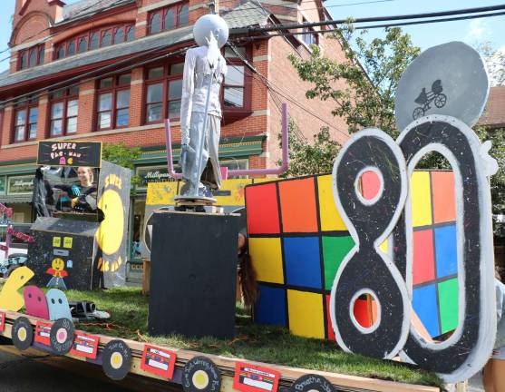 Crowds enjoy Homecoming Day Parade on Main Street Photo by Roger Gavan The junior 1980s float came in second.