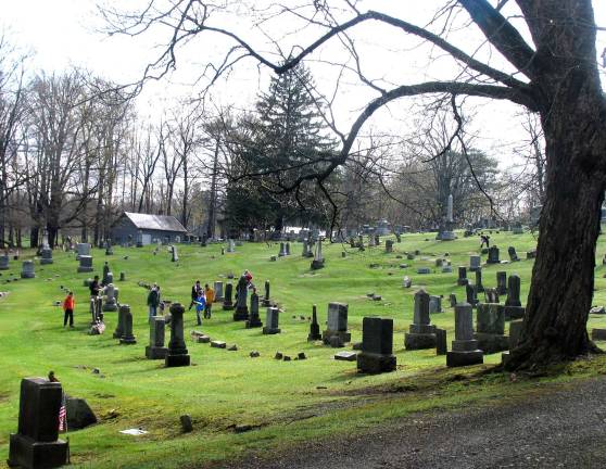 1,600 flags Volunteers from WarwickþÄôs American Legion Post 214, VFW Post 4662 and Boy Scout Troop 45 placed more than 1,600 flags at the grave sites of veterans throughout the area.