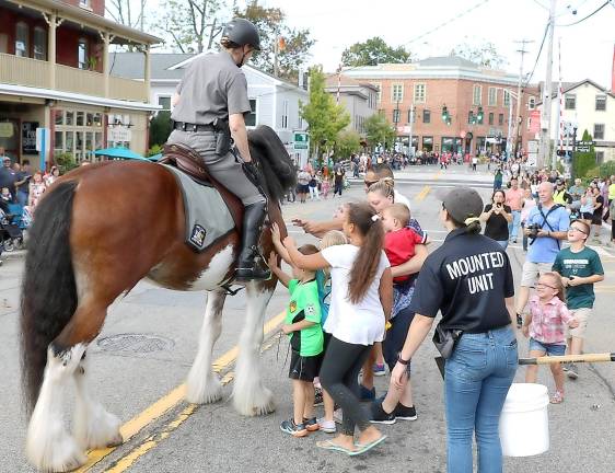 An officer of the New York State Troopers Mounted Unit invited the children to come out and pet the horse.