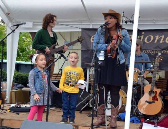 Applefest 2016 draws large crowds despite light rain and cooler weather When E'Lissa Jones asked if anyone from the audience wanted to come up and sing "Wagon Wheel" with her, young cousins Arden Hunt, 3, and Maddy Hunt, 5, of Pine Island, quickly volunteered. The crowd went wild as they sang "So rock me mama like a wagon wheel, rock me mama anyway you feel, hey mama rock me."