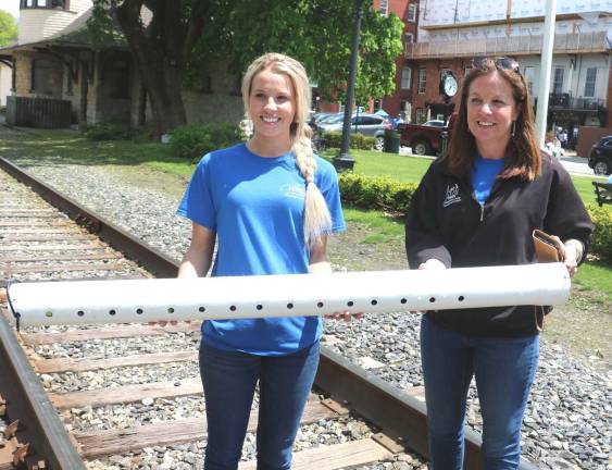 Winslow’s 28th annual Duck Derby raises $20,000 Volunteer Stacy Lenz and Winslow Executive Director Sue Ferro carry the first eight ducks, placed in order of finish, to be matched up with the winning tickets.