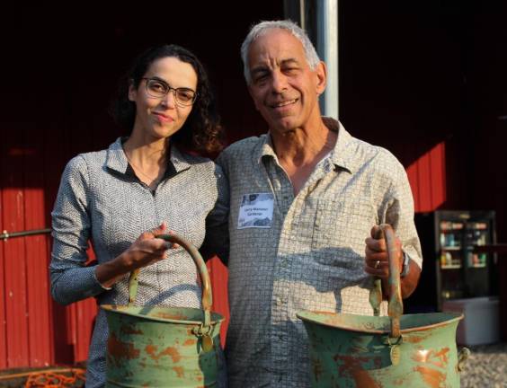 Backyard gardeners open their gates for Kitchen Garden Tour Longtime gardener Larry Manseur of Warwick, NY took home Best Kitchen Garden, and new gardener Denise Holster represented Apple Acres Community Garden in West Milford, NJ, which won second place for Best Community Garden.