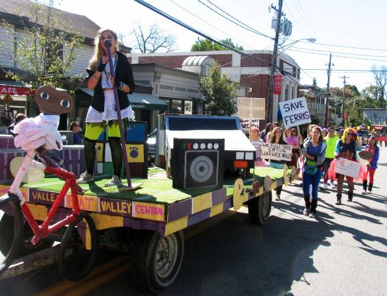 Homecoming 2012 The float created by Warwick Valey High School sophomores.