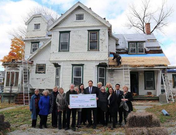 Rand Realty's Warwick office donates $2,727 toward Seward/Mapes Homestead restoration project Provided photo Every year, Better Homes and Gardens Rand Realty gives back to its local communities by supporting worthwhile organizations, projects or charities through the Rand Community Fund. This year, Rand RealtyþÄôs Warwick office chose FloridaþÄôs Seward/Mapes Homestead Restoration Project. Three events coordinated by the Warwick office raised $2,727 toward the restorationþÄôs state Historic Preservation Matching Grant.