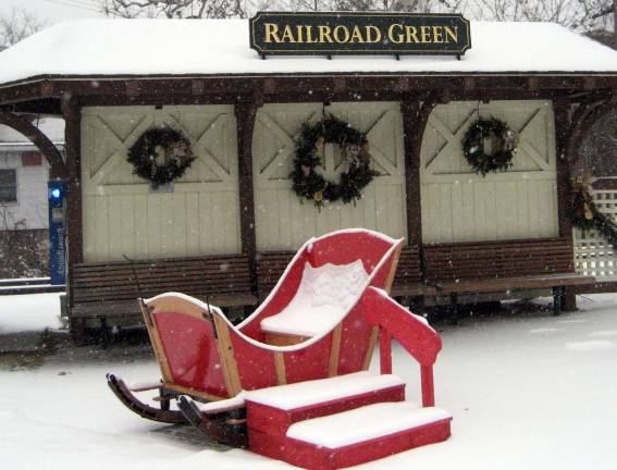 Santa's visit postponed to this Saturday and Warwick has a new sleigh for him WhereþÄôs Santa? HereþÄôs his new sleigh.