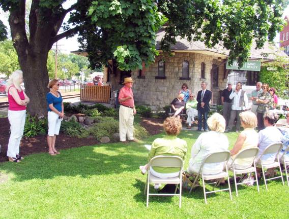 Ceremony celebrates 10th anniversary of Railroad Green Park Dr. Richard Hull, official Town of Warwick Historian, spoke about the history of Railroad Green from its earliest days next to a trail used by Native Americans traveling along Wawayanda Creek to its current development. Additional photos may be found online at warwickadvertiser.com.