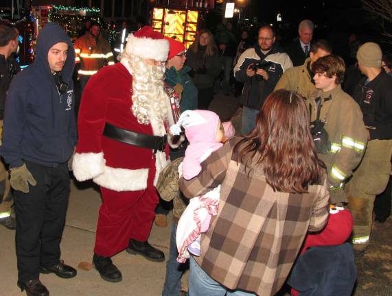Residents brave chilly temperatures at Warwick's Annual Christmas Tree lighting Once again, Santa, traveling in a fire engine, made his usual early surprise visit and handed out goodies to the excited children who lined up to greet him.