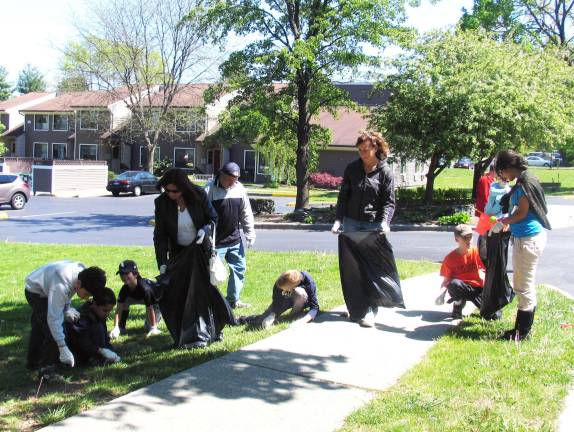 Warwicks Operation Clean Sweep another huge success Members of Cub Scout Pack 38 and their parents pick up trash along Forester Avenue.