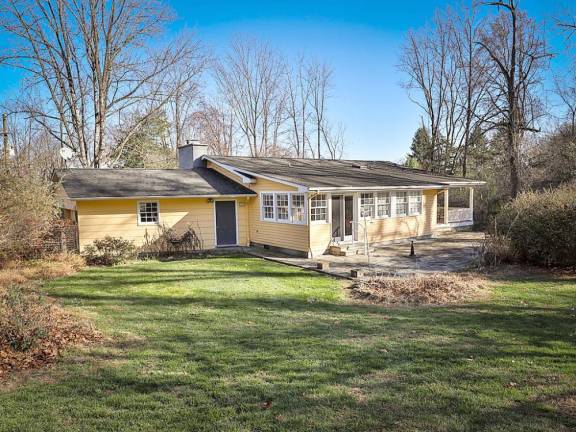 Quaint ranch with appealing details on private street Quaint ranch with appealing details on private street