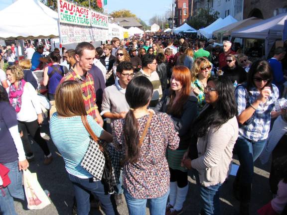 Applefest draws thousands - again Photo by Roger Gavan The crowd on Railroad Avenue.