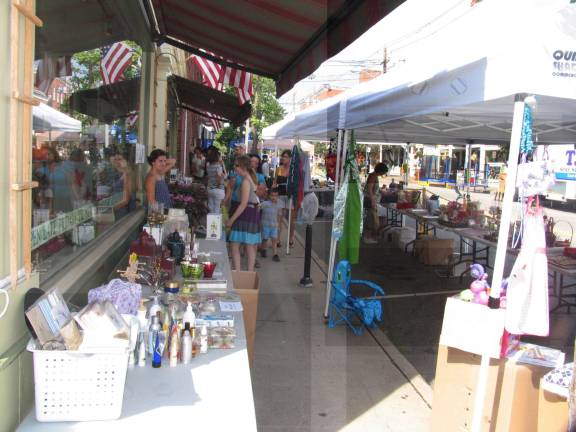 Annual Sidewalk Sale held under clear skies The Warwick Merchantsí annual Sidewalk Sale took place under mostly sunny skies on Friday, Saturday and Sunday, July 13 - 15.
