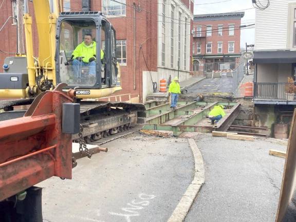 Bank St. Bridge drops into place