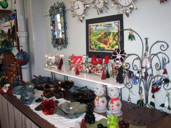 Holiday day trips The gift shop at Gillinder Glass in Port Jervis, one of Americaís oldest glass companies, is resplendent in the jewel tones of ornaments, vases, paperweights, jewelry, sun catchers, lamps and numerous pieces of home dÈcor.
