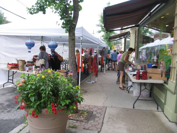 Annual Sidewalk Sale held under mostly clear skies Additional photos appear online at warwickadvertiser.com The Warwick Merchantsí annual Sidewalk Sale took place under sunny skies on Friday and Sunday and on a cloudy but mild Saturday during the weekend of July 12-14.