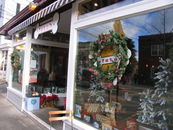 Shoppers braved the cold to be 'Home for the Holidays' Visitors crowded downtown shops and restaurants, many of which, like Fetch, were decorated for the season and offering þÄúopen houseþÄù events with free refreshments and special offers.