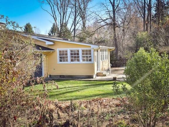 Quaint ranch with appealing details on private street Quaint ranch with appealing details on private street