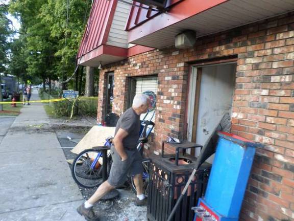 Fire totals pizza restaurant and apartments in Florida Fire totals pizza restaurant and apartments in Florida