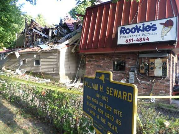 Fire totals pizza restaurant and apartments in Florida Fire totals pizza restaurant and apartments in Florida