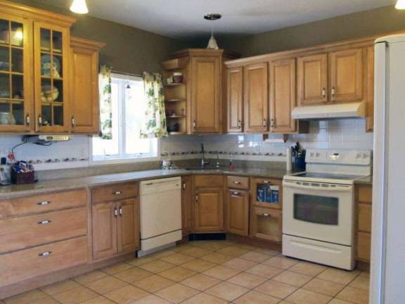 This elegant and well-appointed Colonial offers four bedrooms, scenic views and wooded privacy This elegant and well-appointed Colonial offers four bedrooms, scenic views and wooded privacy