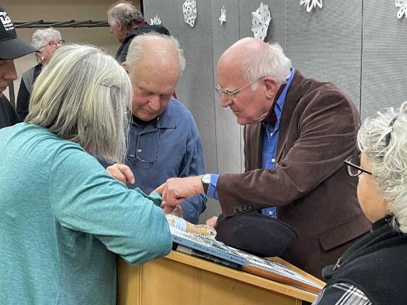 Prof. Richard Hull shows an attendee the location of Greenwood Forest Farms on his mobile phone.