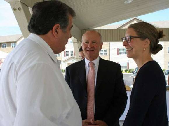 Warwick developer completes affordable housing development in Middletown Photo courtesy of MidHudsoNews.com From left, Middletown Mayor Joseph DeStefano, developer Jonah Mandelbaum and Housing Commissioner Ruth Anne Visnauskas.