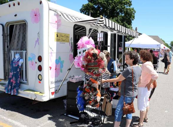 Annual July Sidewalk Sale enjoys great weather and record crowds Visitors enjoyed excellent weather, comfortable temperatures, bright sun and blue skies.