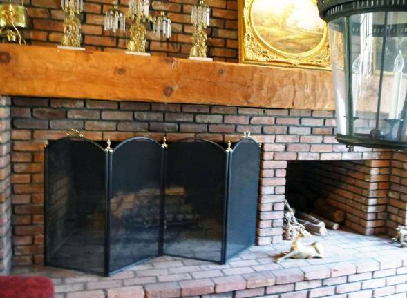 This wonderful home is great as a week-end retreat or full-time residence This wonderful home is great as a week-end retreat or full-time residence