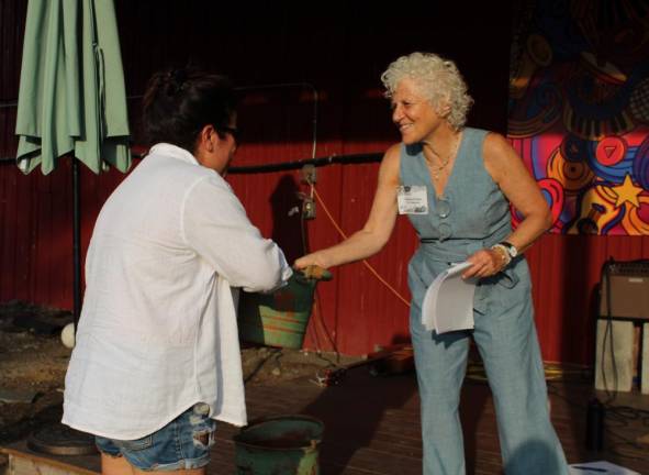 Backyard gardeners open their gates for Kitchen Garden Tour Straus News President Jeanne Straus congratulates second-place winner Dawn Mele, of Vernon, who also tied for first place in 2022.