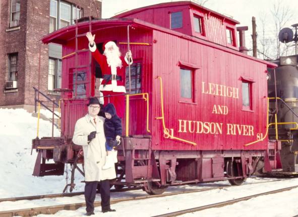 William Gifford Moore William Gifford Moore, who passed away on Aug. 28, 2017, in Fuquay-Varina, N.C., was the last president of Lehigh and Hudson River Railway. Under his leadership the railroad was an integral part of the Warwick Valley, employing hundreds of residents. Many people remember the L&HR caboose bringing Santa to town each year.