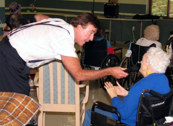 Schervier Pavilion residents celebrate Fourth of July Kevin Curry, one of the residentsí most popular singers, was on hand to sing all the old songs, especially those patriotic melodies that were especially appropriate for the fourth of July. And he offered many of the residents, like Lilian Henriquez, an opportunity to sing along.