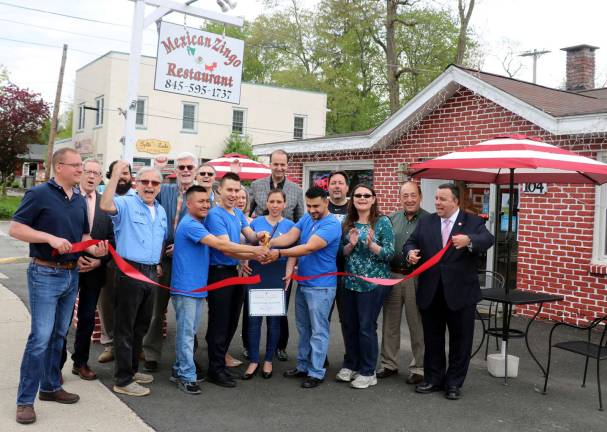 Mexicanzingo restaurant celebrates second anniversary Photo by Roger Gavan On Thursday, May 10, Assemblyman Karl Brabenec (far right), Greenwood Lake Mayor Jesse Dwyer (far left), Town of Warwick Councilman Floyd DeAngelo (second from right) and members of both the Warwick Valley and Greenwood Lake Chambers of Commerce joined owners Carlos and Ana Morales and Luis Barajas (center), their relatives, friends and staff to celebrate the second anniversary of Mexicanzingo.