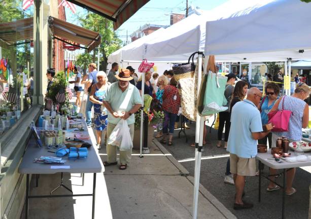 Warwick business community year in review 2018 Photos by Roger Gavan The general consensus about this year’s annual sidewalk sale, held on Saturday, July 7, and Sunday, July 8, was that it was a huge success. Visitors enjoyed excellent weather, comfortable temperatures, bright sun and blue skies.