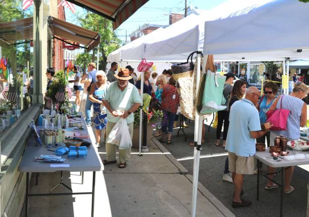 Annual July Sidewalk Sale enjoys great weather and record crowds Photos by Roger Gavan The general consensus about this year’s annual sidewalk sale, held on Saturday, July 7 and Sunday, July 8, was that it was a huge success.