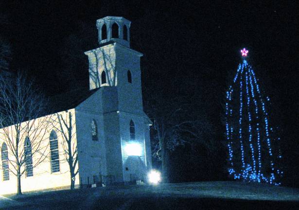 Warwick lights its Christmas tree The Historical Society of the Town of Warwick has helped the Warwick Fire Department continue its long tradition by graciously providing the magnificent evergreen, just outside its Old School Baptist MeetingHouse.