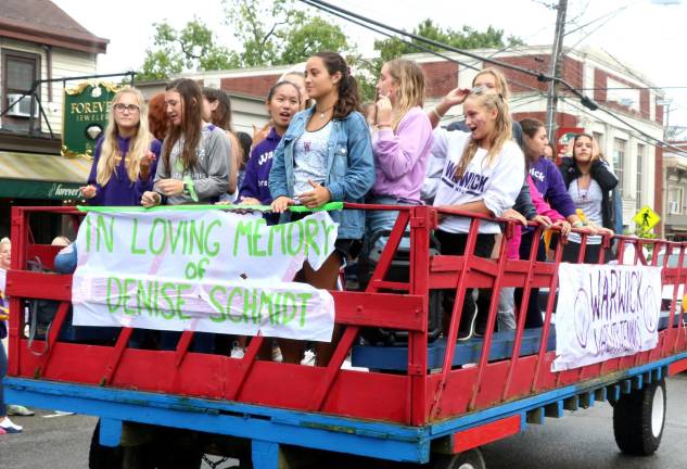 Crowds enjoy another Homecoming Day Parade on Main Street On a sad note, the girls varsity tennis team’s trailer was dedicated in loving memory of Denise Schmidt, a member of the Warwick Valley School District transportation staff and their driver, who passed away on Sept. 9.