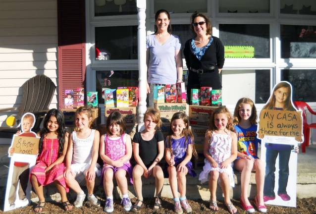 Daisy Troop #686 donates cookies for foster kids Daisy Troop #686 donates cookies for foster kids