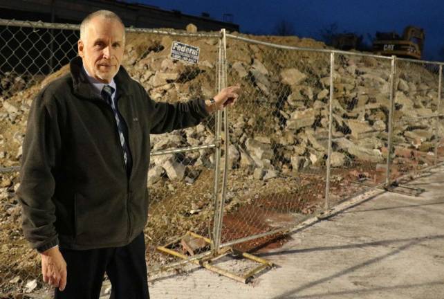 Warwick ShopRite planning expansion Warwick ShopRite Manager Bernard McGoldrick explained that the expansion will take away some of the parking area. To compensate for that, part of the building across from the supermarket, which was formerly home to Rite Aid Pharmacy, was demolished to provide another parking area.