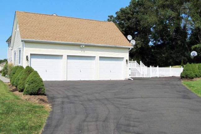 This elegant and well-appointed Colonial offers four bedrooms, scenic views and wooded privacy This elegant and well-appointed Colonial offers four bedrooms, scenic views and wooded privacy