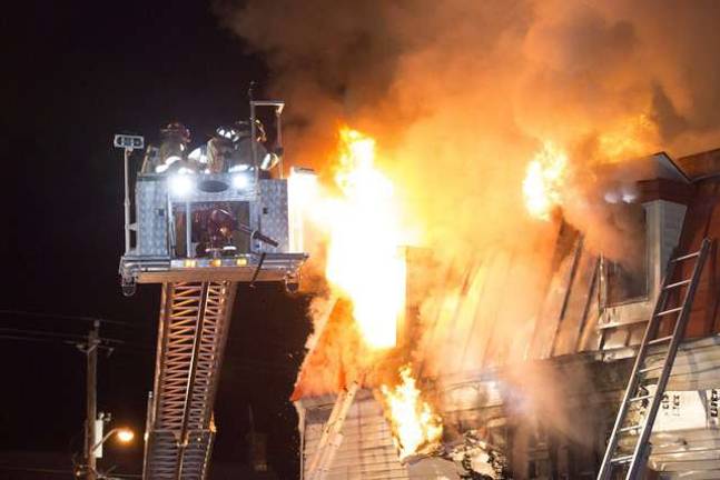 Fire totals pizza restaurant and apartments in Florida Fire totals pizza restaurant and apartments in Florida