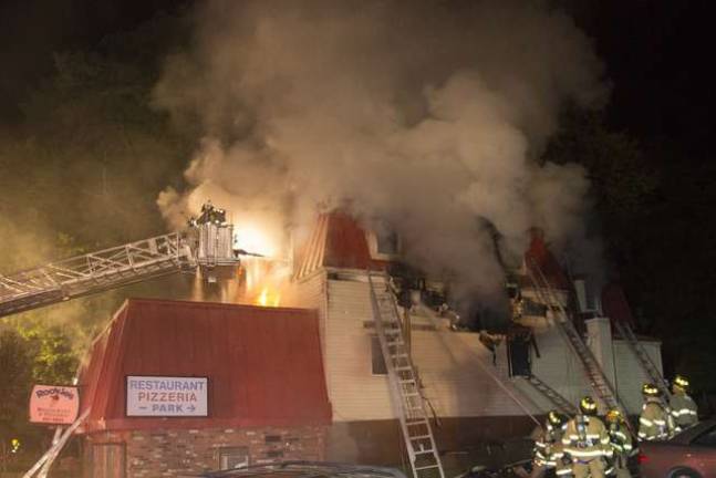 Fire totals pizza restaurant and apartments in Florida