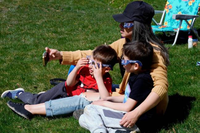 At around 2:10 p.m., the newmoon began to block the sun. The near total eclipse occurred at 3:25 p.m.