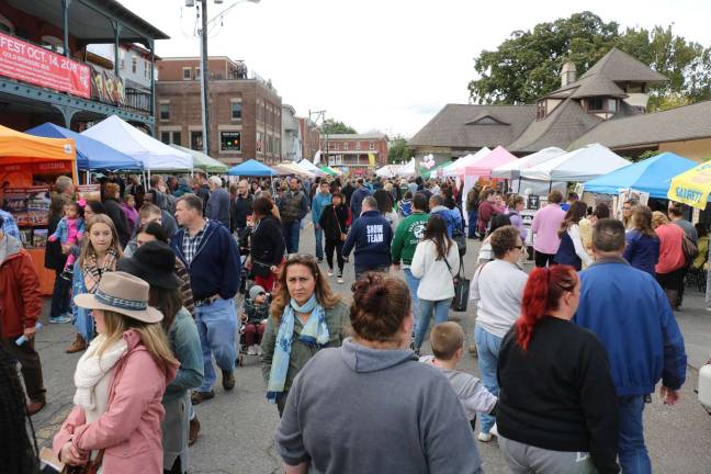 Applefest 2018 draws huge crowds Photos by Roger Gavan The view from Railroad Avenue: It may have been a little on the cool side with partly sunny skies but nevertheless the crowds came out, especially in the early part of the day.
