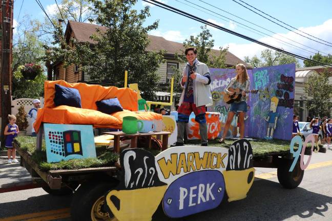 Crowds enjoy Homecoming Day Parade on Main Street Photo by Roger Gavan The sophomere 1990s float.