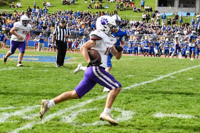 Warwick receiver Dylan Sullivan (#15) sets up the game-winning touchdown with a 50-yard reception from quarterback Wils Siebert.