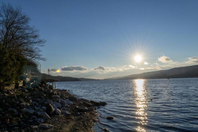Greenwood Lake. Spring entertainment is in the air Greenwood Lake is located in both New York and New Jersey.