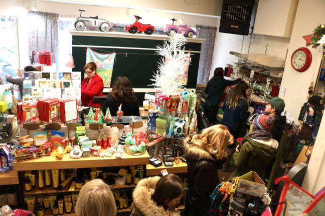 Warwick businesses report successful holiday season Photo by Roger Gavan Last-minute shoppers line up at Newhard’s – The Home Source gift shop on Main Street.