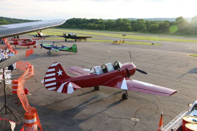 Airshow draws record crowd this weekend in West Milford The tarmac was filled with show planes and spectators this weekend at the Greenwood Lake Airport Air Show.
