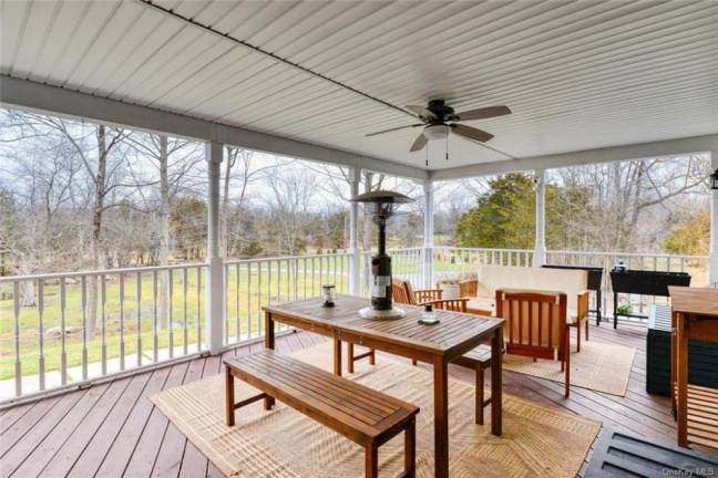 Eye-catching country colonial in Warwick