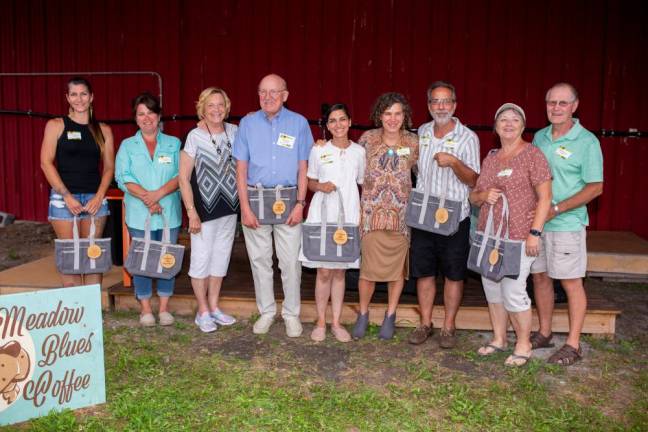 Backyard food growers celebrated at eighth annual Kitchen Garden Tour The 2022 Kitchen Garden Tour winners with Dirt Magazine Editor Becca Tucker. Left to right: Alayna Berezniuk (2nd Place, Best Garden), Dawn Mele (1st Place, Best Garden, The Vogels (Editor’s Choice), Aysha Venjara (1st Place, Best Garden), Becca Tucker, Common Ground Community Garden’s Chad Pilieri (Best Community Garden), and the Wolvertons (Most Hospitable).