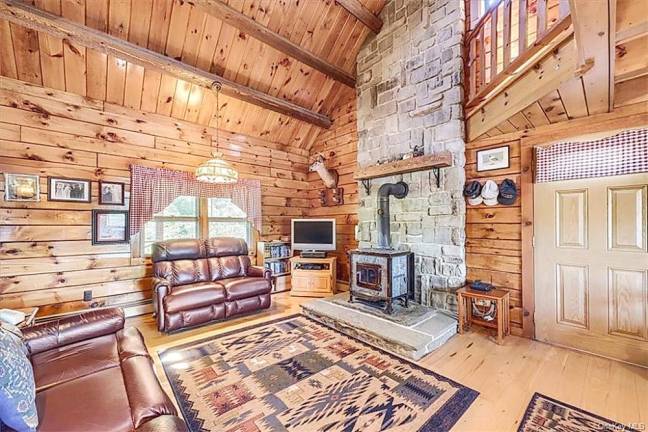 Bucolic and stylish log home on nine acres Bucolic and stylish log home on nine acres